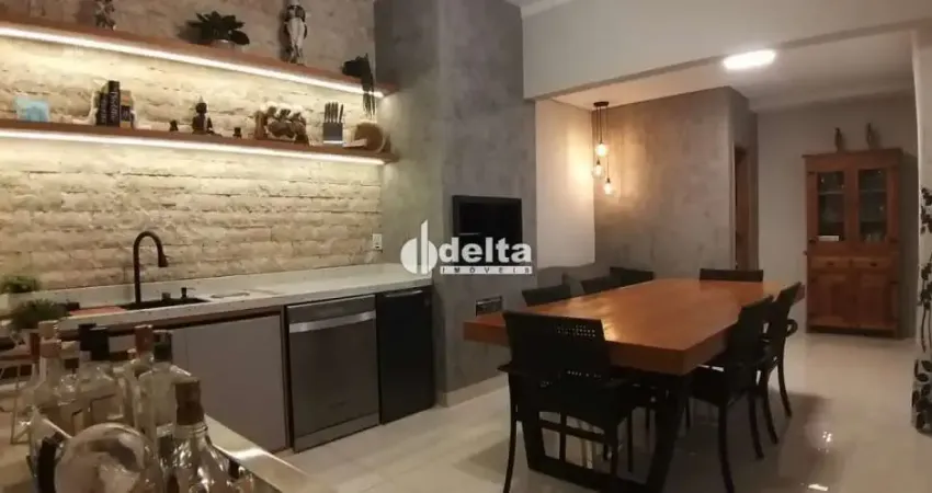 Casa residencial disponível para locação e venda no bairro Jardim Botânico em Uberlândia-MG