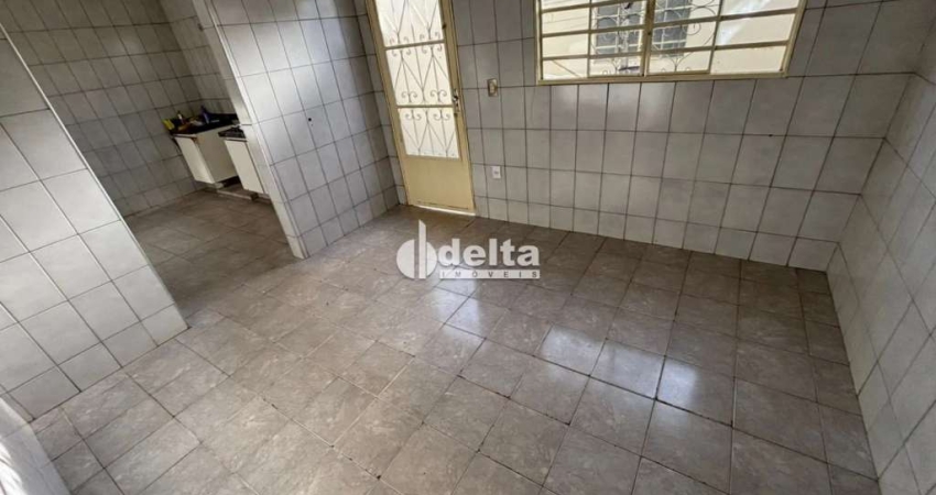 Casa residencial disponível para locação no bairro Segismundo em Uberlândia-MG.