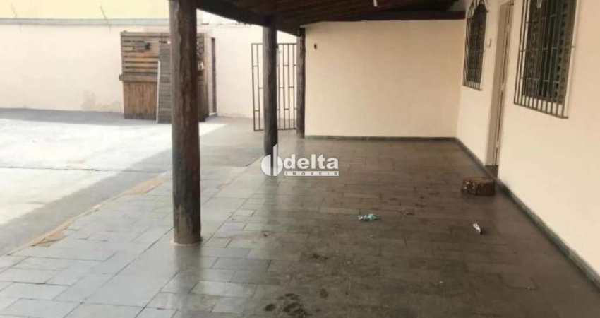 Casa disponível para locação no bairro Santa Mônica em Uberlândia-MG