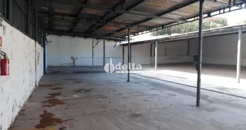 Galpão disponível para locação e venda no bairro Brasil em Uberlândia-MG.