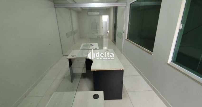 Casa comercial disponível para locação no bairro Segismundo Pereira em Uberlândia-MG