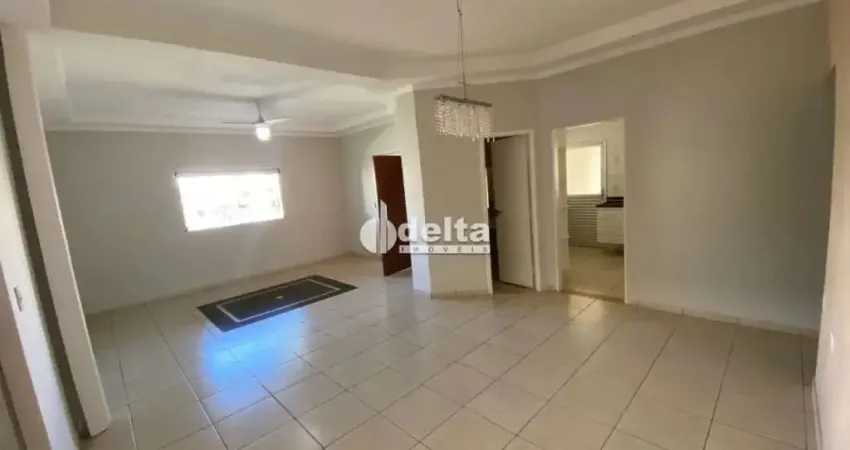 Casa no condomínio Royal Park disponível para locação no bairro Jardim Inconfidência em Uberlândia-MG