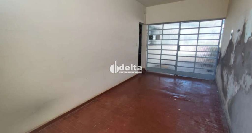 Casa residencial disponível no bairro Brasil em Uberlândia-MG.