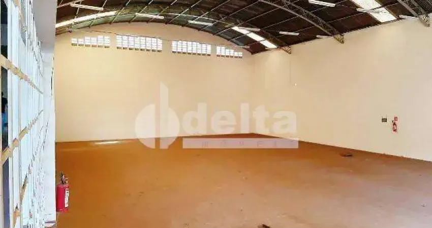 Galpão disponível para locação no bairro jardim brasília em uberlândia-mg.