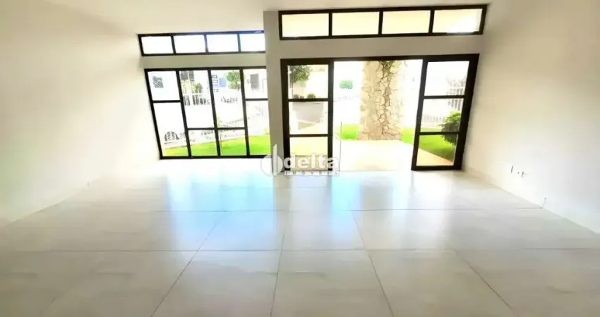 Casa comercial disponível para locação no bairro Lídice em Uberlândia-MG.