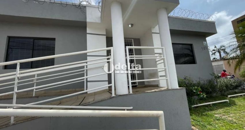 Casa comercial disponível para locação no bairro Centro em Uberlândia-MG