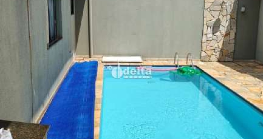 Casa residencial disponível para Locação no bairro Santa Mônica em Uberlândia-MG.