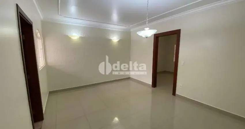 Casa com 4 quartos para alugar no Santa Rosa, Uberlândia 