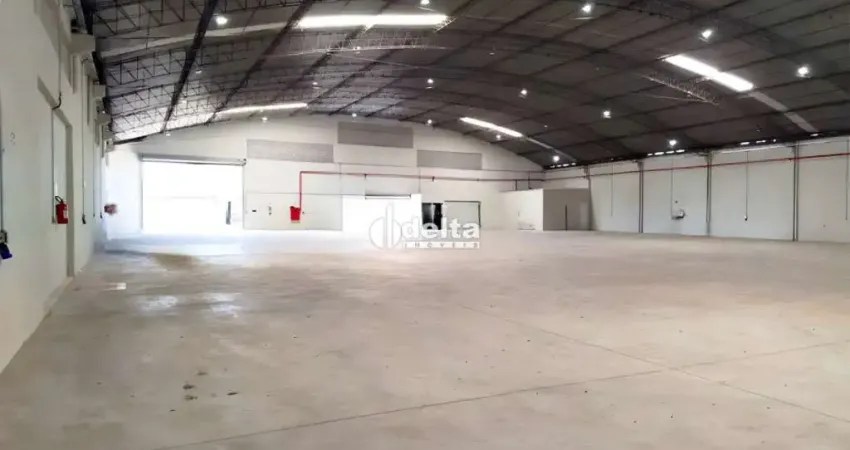 Galpão com 1.674m² de vão livre disponível para locação no bairro Brasil em Uberlândia-MG