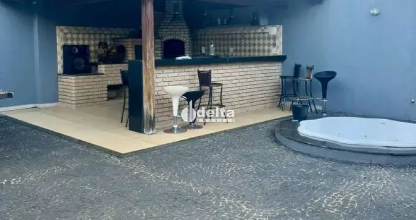 Casa Mobiliada disponível para locação no bairro Cidade Jardim em Uberlândia-MG.