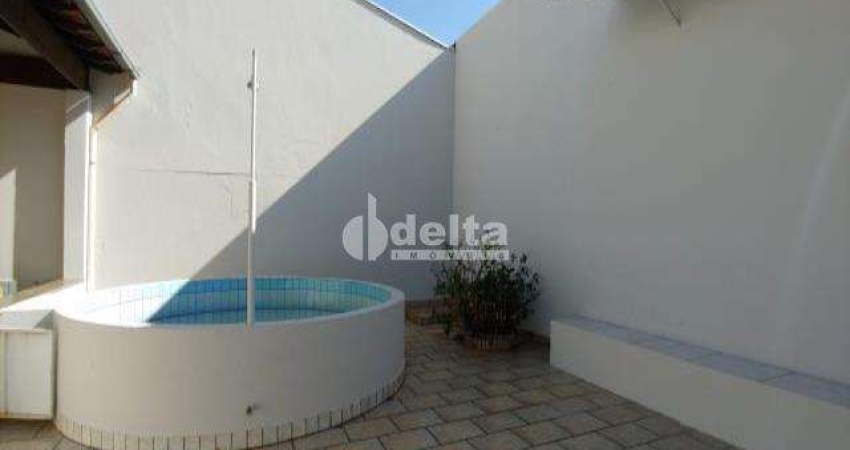 Casa residencial disponível para locação e venda no bairro Brasil em Uberlândia-MG