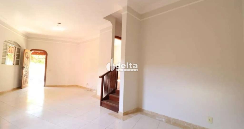 Casa residencial disponível para locação no bairro Tabajaras em Uberlândia-MG.