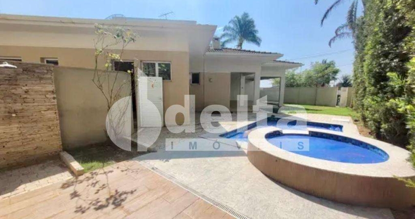 Casa térrea no condomínio Jardins Roma disponível para locação no bairro Nova Uberlândia-MG