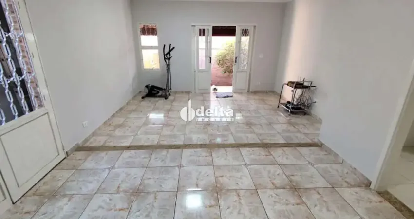 Casa residencial disponível para locação e venda no bairro Lidice em Uberlândia-MG.