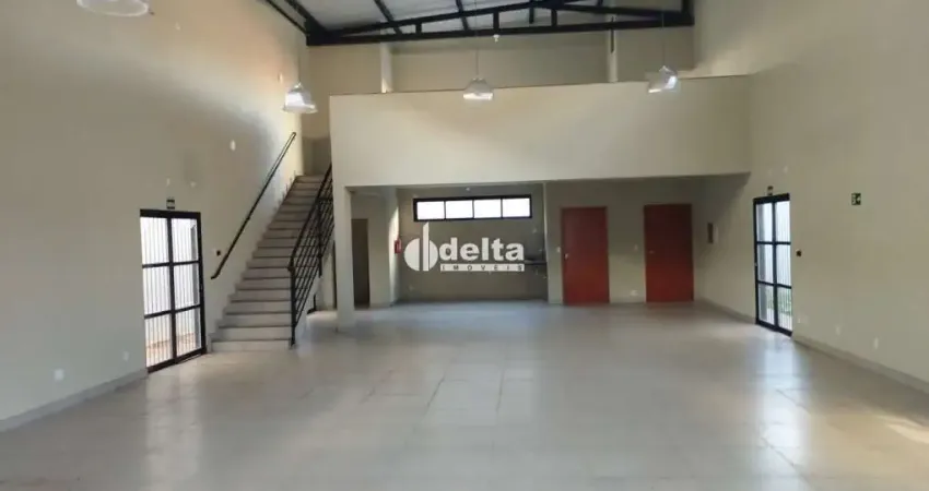 Galpão comercial disponível para locação localizado no bairro Carajás em Uberlândia-MG.