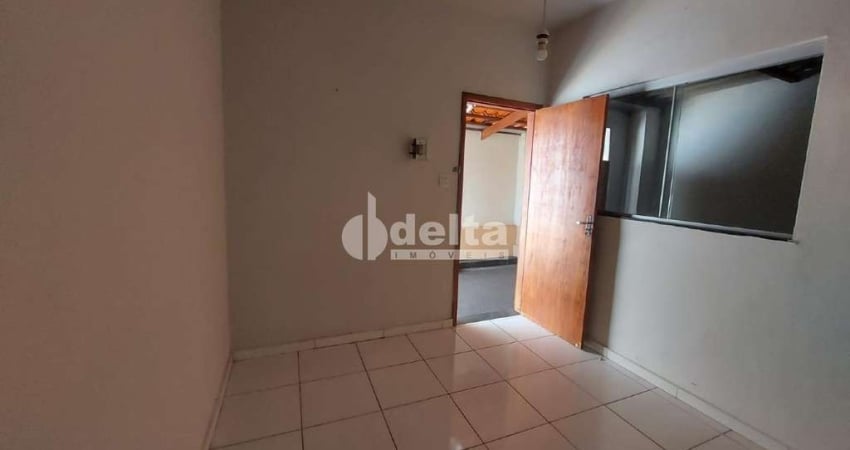 Casa residencial disponível para locação no bairro Martins em Uberlândia-MG
