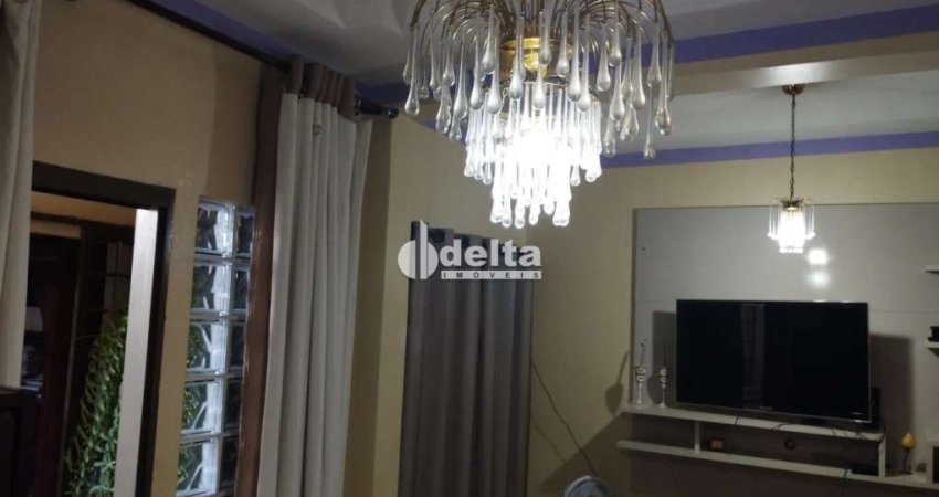 Casa residencial disponível para locação no bairro Osvaldo Rezende em Uberlândia-MG.