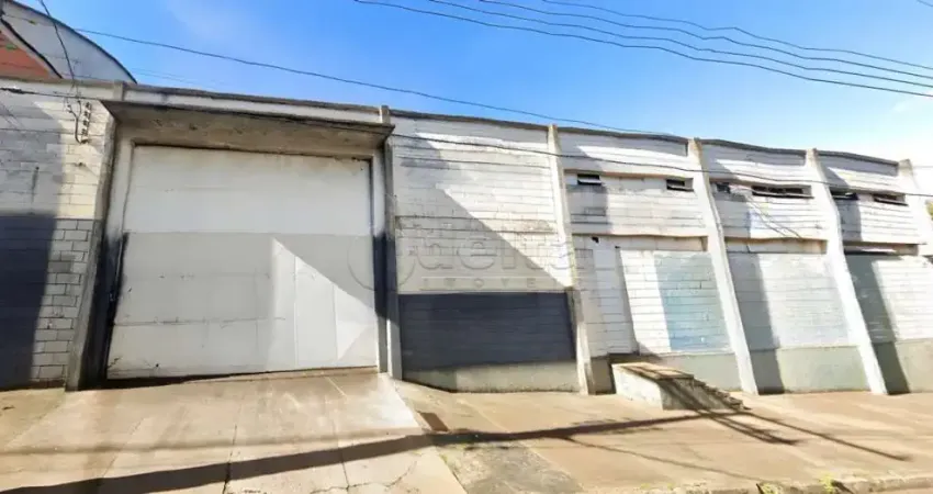Galpão com 900m² de área construída, disponível para locação no bairro Brasil em Uberlândia-MG