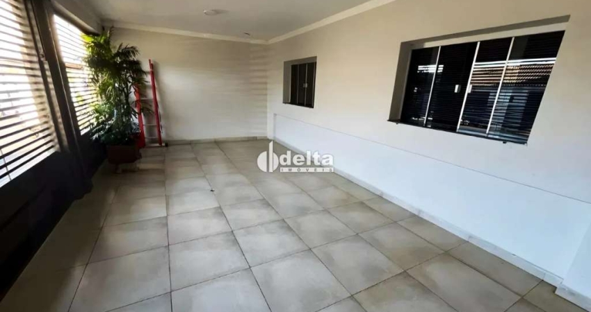 Casa residencial disponível para locação no bairro Daniel Fonseca em Uberlândia-MG.