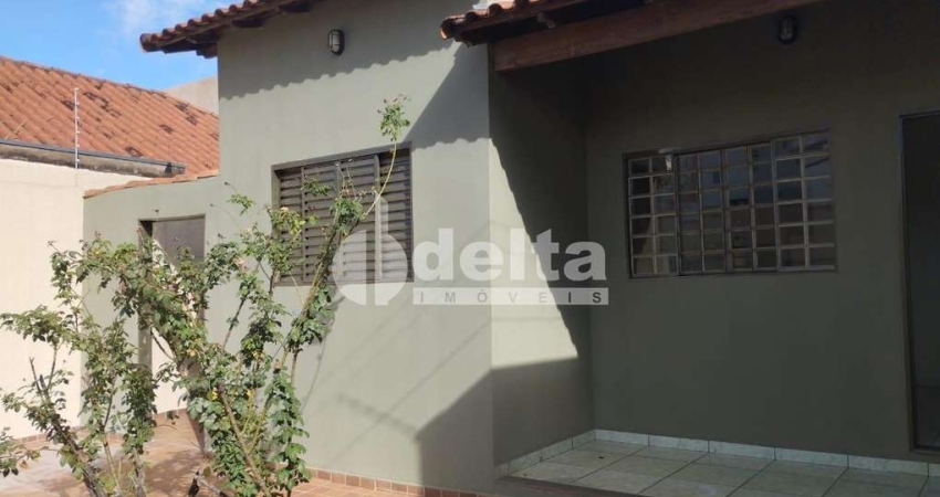 Casa disponível para locação no bairro Osvaldo Rezende em Uberlândia-MG