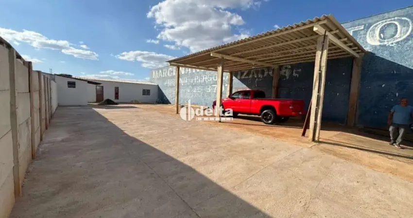Casa disponível para locação no bairro Segismundo Pereira em Uberlândia-MG.