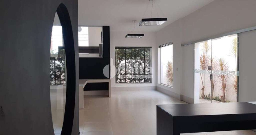 Casa residencial e comercial disponível para venda no bairro Fundinho em Uberlândia-MG