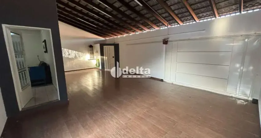 Casa residencial mobiliada com 3 quartos sendo 1 suíte disponível no bairro laranjeiras em uberlândia - mg.