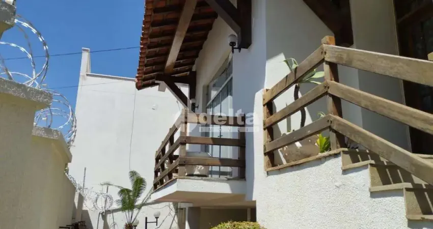 Casa residencial disponível para locação e venda no bairro Lídice em Uberlândia-MG