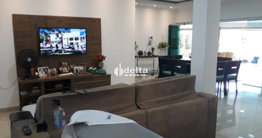 Casa residencial disponível para locação e venda no bairro Jardim Patrícia em Uberlândia-MG.