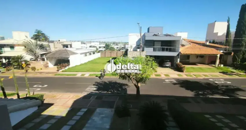 Casa em condomínio disponível para locação e venda no bairro aclimação em uberlândia-mg.
