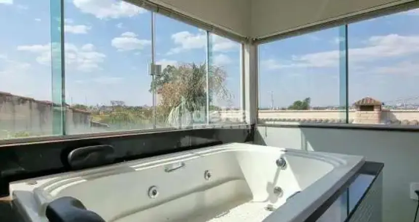 Casa residencial disponível para locação e venda no bairro Nova Uberlândia em Uberlândia-MG