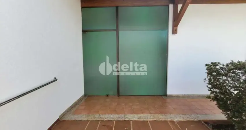 Casa comercial disponível para locação no bairro Osvaldo Rezende em Uberlândia-MG