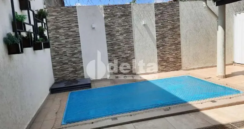 Casa com 3 quartos sendo 1 suíte, disponível para locação no bairro Cidade Jardim em Uberlândia-MG