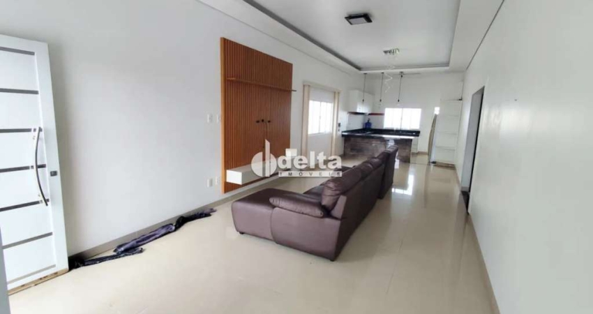 Casa residencial disponível para locação no bairro Jardim Inconfidência em Uberlândia-MG.