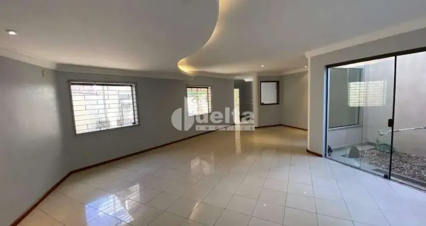 Casa com 4 quartos para alugar na Cidade Jardim, Uberlândia 