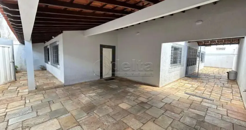 Casa comercial/residencial disponível para locação no bairro Santa Mônica em Uberlândia-MG