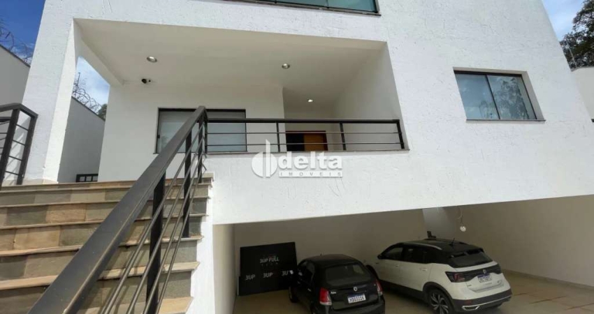 Casa Residencial ou Comercial com 500m² de área construída, City Uberlândia.