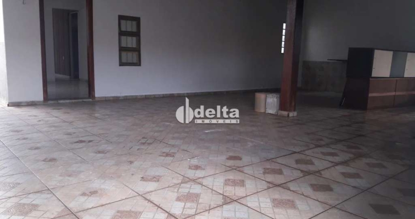 Casa em condomínio disponível para locação no bairro Jardim Holanda em Uberlândia-MG
