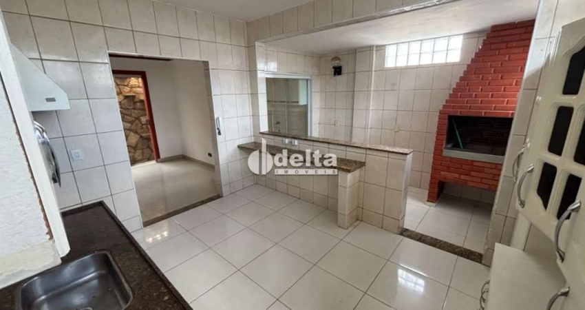 Casa estilo sobrado residencial disponível para locação  no bairro Brasil em Uberlândia-MG