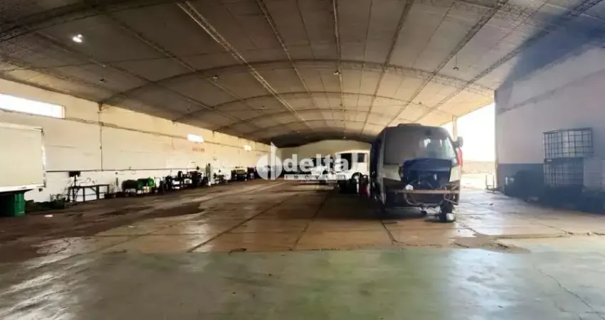 Galpão comercial disponível para locação no bairro Distrito Industrial em Uberlândia-MG