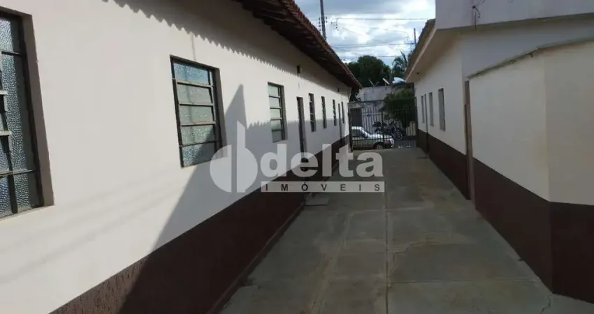 Casa residencial disponível para locação no bairro Bom Jesus em Uberlândia-MG