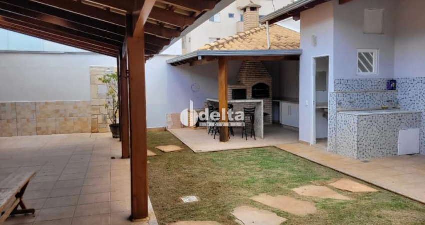 Casa residencial disponível para Locação no bairro Santa Mônica em Uberlândia-MG.