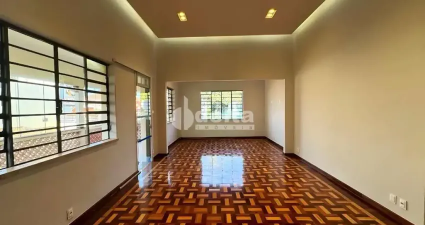 Casa comercial disponível para locação e venda no bairro centro em uberlândia-mg