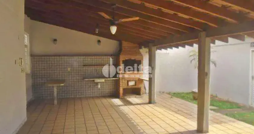 Casa comercial disponível para locação no bairro Nossa Senhora Aparecida em Uberlândia-MG