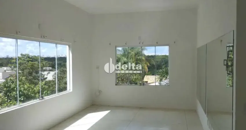 Casa residencial disponível para locação no bairro Jardim Karaíba em Uberlândia-MG