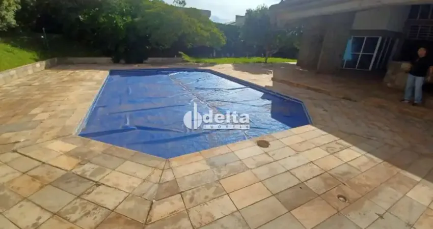Casa mista disponível para locação no bairro Tabajaras em Uberlândia-MG
