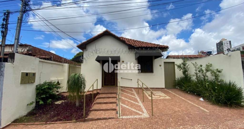 Casa mista disponível para locação no bairro Fundinho em Uberlândia-MG