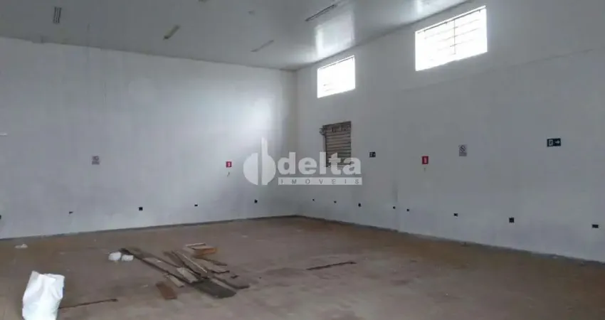 Loja disponível para locação no bairro Marta Helena em Uberlândia-MG.