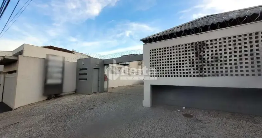 Casa comercial disponível para locação no bairro tabajaras em uberlândia-mg