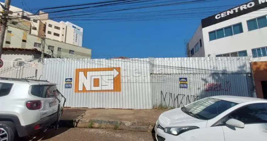 Casa comercial disponível para locação no bairro Saraiva em Uberlândia-MG